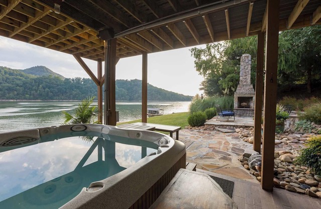Lakeside Luxury Retreat in Mooresburg