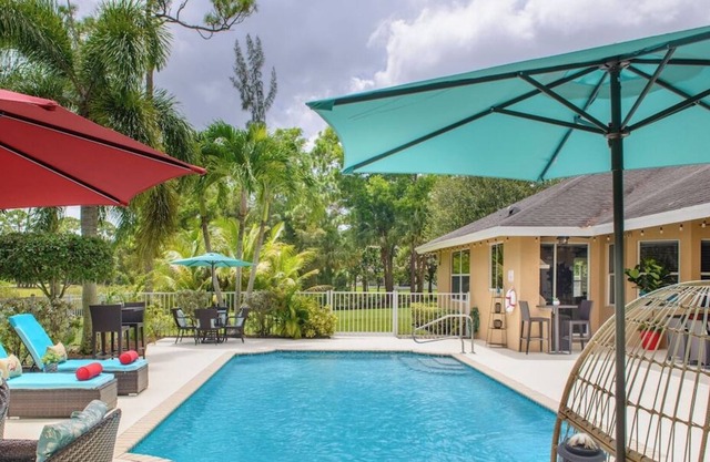 Extravagance Lake/Pool House / Los Pino West Palm Beach!