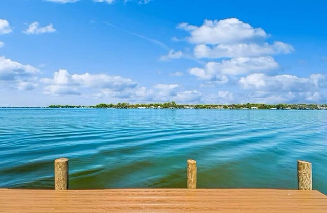 Lakeside Paradise Escape: Large Lakefront home W/Dock, Boatlift & Jet Ski Float