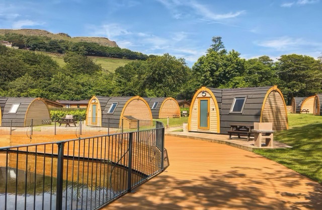 DOVESTONE POD 18, pet friendly, with a garden in Greenfield