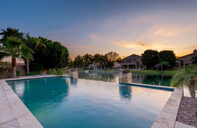 Propriété au bord du lac avec piscine à débordement et bain à remous
