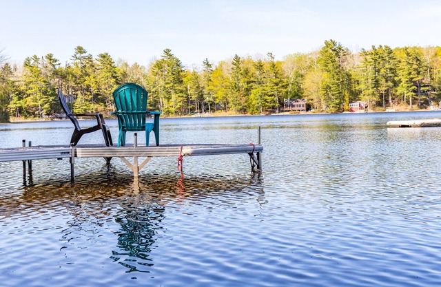 Lakeside Retreat House: Fire pit + Lake + float