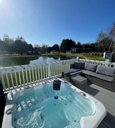 Lakeside Retreat Lodge With Hot Tub