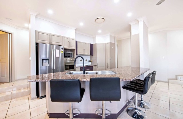Lakeside Retreat - Pool, Close to Zoo & Golf Club