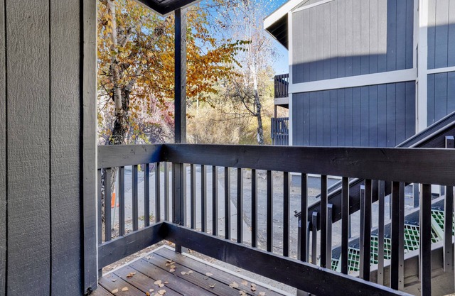 Lakeside Retreat~ Walk to Lake ~ Condo~Boulder Bay