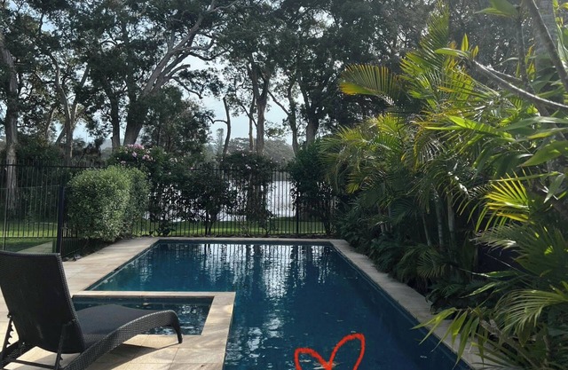 LAKESIDE RETREAT level 1 minute walk to beach own pool