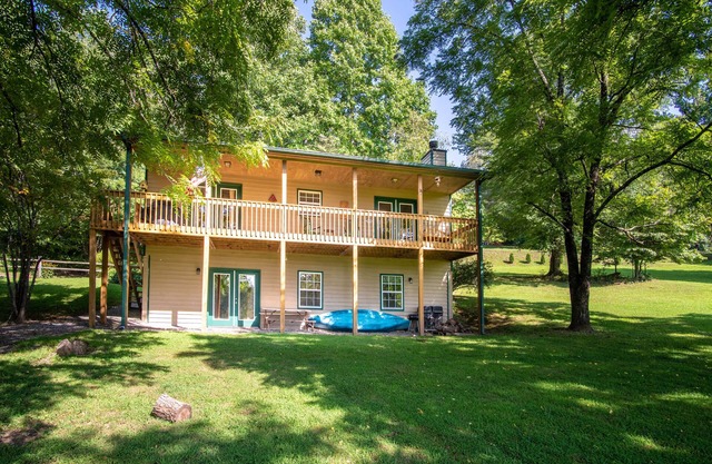 Lakeside Serenity: maison du lac avec cale de bateau couverte