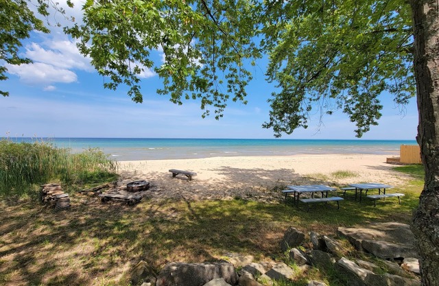 Lakeside Splash - Cozy Cottage on beautiful Lake Huron in Oscoda, MI