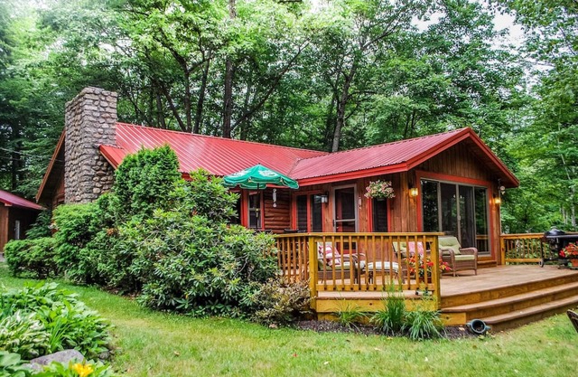 PLEINE NATURE! LONG LAKE LOG CABIN - sleeps 6, DECK ÉNORME, BEACH, & AMARRAGE