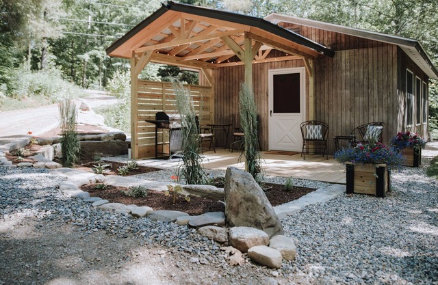 Lakeside Studio Cottage w / salle de bain privée, (pour 2 adultes)