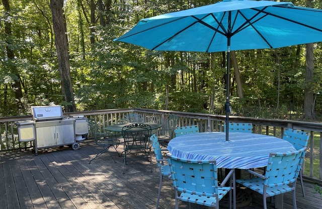 Lakeside Summer Cottage:Blooming Flowers, Fresh Air & Beach Walks Await!