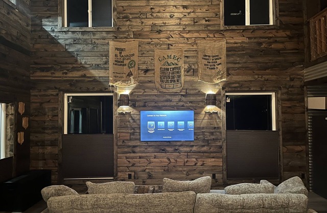 Lakeside Treehouse Cabin sleeps 6 + Hot Tub + Cold Tub