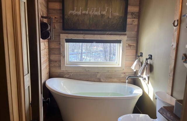 Lakeside Treehouse Cabin sleeps 10 + Large Sauna + Cold Tub