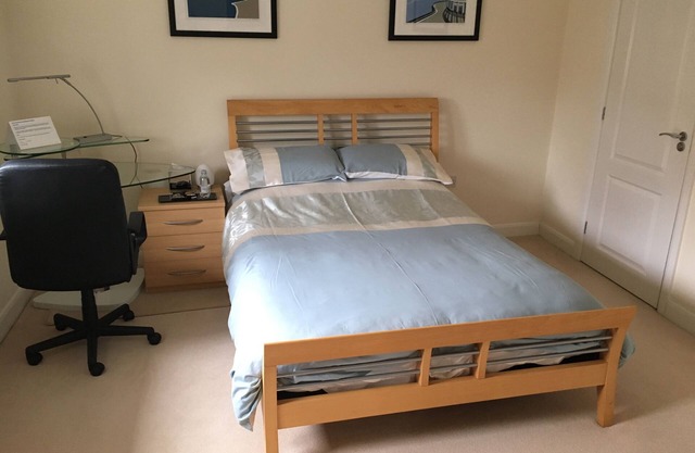 Très grande chambre double en suite au bord du lac avec une vue et des installations fabuleuses