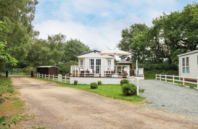 LAKESIDE VIEW, with hot tub in King's Lynn