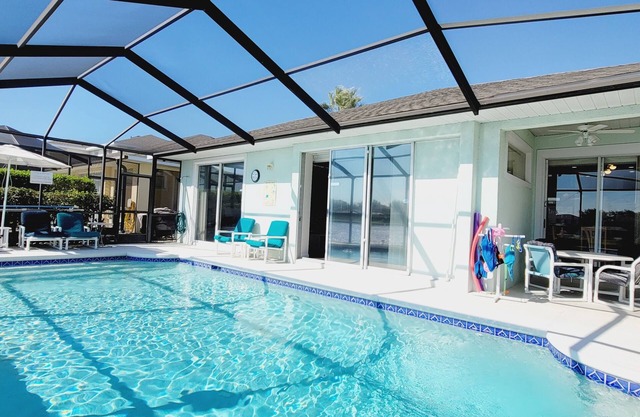 Lakeside Villa w/ Sunny Private Pool Deck, Very close to theme parks/restaurants
