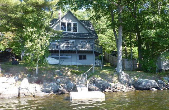 Récemment rénové! Maison toute l'année au bord du lac au bord de l'eau