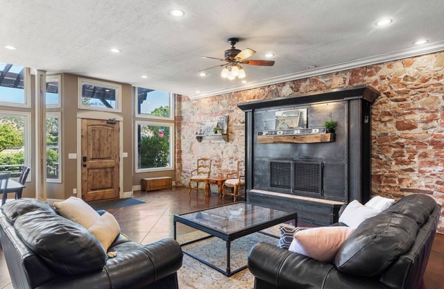 Laketown Lodge (Sleeps 30+)
