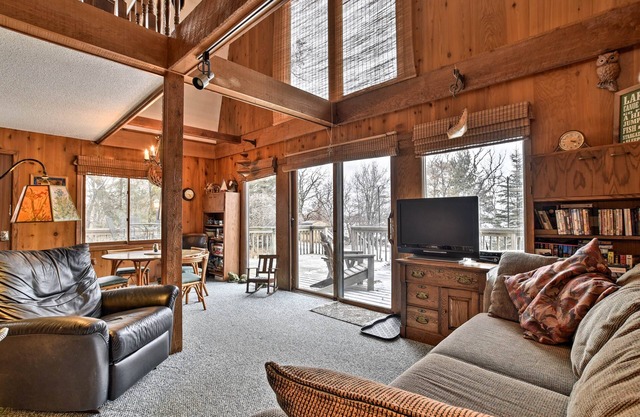 NOUVEAU! Lakefront Kimball Cabin w / 10 Acres of Land!