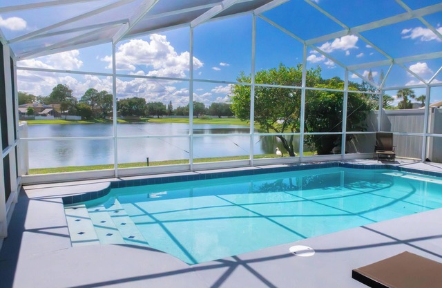 Lakeview 3 Bedroom, 2.5 Bathroom Villa & Private Pool (very close to Disney and Orlando)