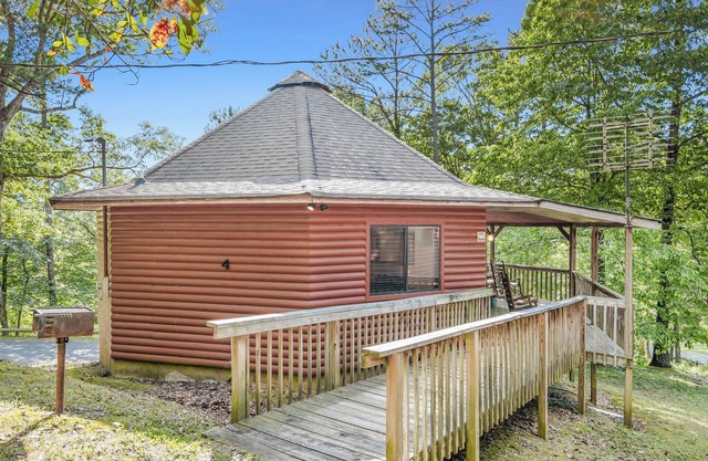 Lakeview Cabin at Carters Lake Marina, includes boat slip at marina