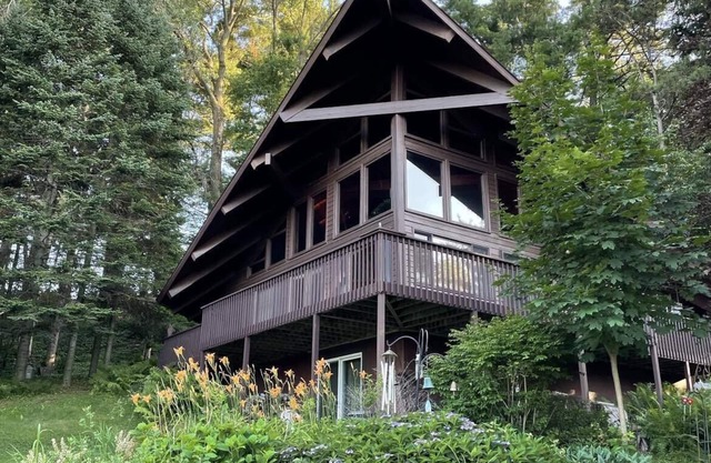 Lakeview Cabin > Unique Mid-Century Tucked in Bluff