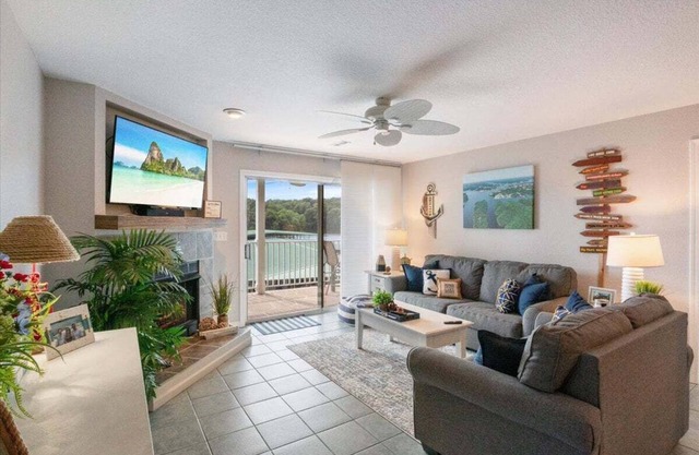 Lakeview Condo, Pools, Patio with Grill, Near PB2 Launch
