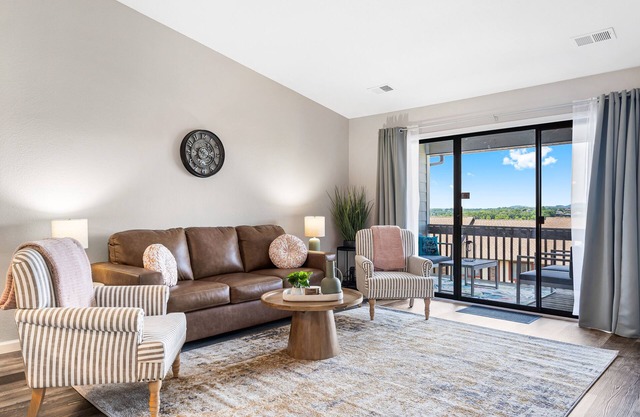 Lakeview Condo: centrally located w/ access to pickleball & pool