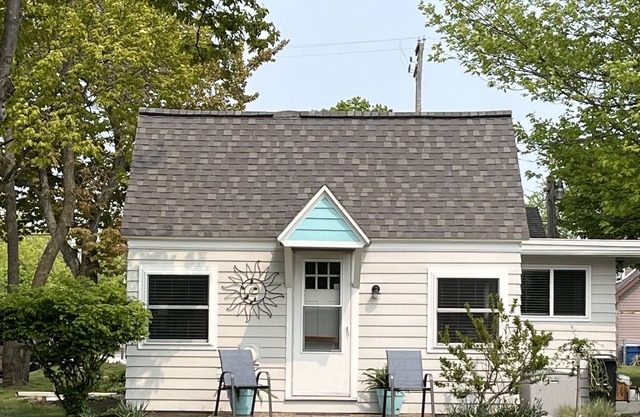 LAKEVIEW COTTAGE -Fall Colors soon! Walk to the Beach! mylakeviewcottage.com