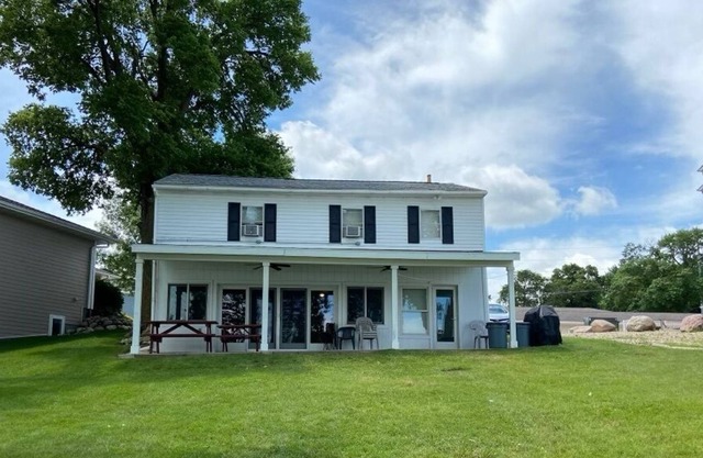 Lakeview Cottage Sleeps 17 Private dock and boatlift