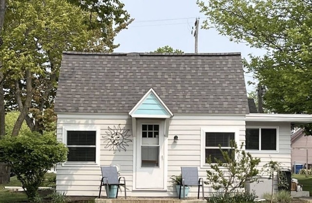Lakeview Cottage, walk to the beach, parks and downtown. Early booking discount!