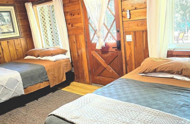 Lakeview Country Cabin ~ Studio w/ 2 Queen Beds