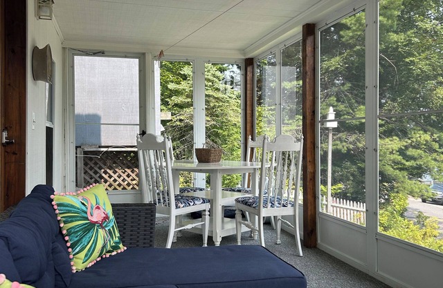 Lakeview, Winniescapes, cozy, family, pets, boat slip, beach, trails, skiing