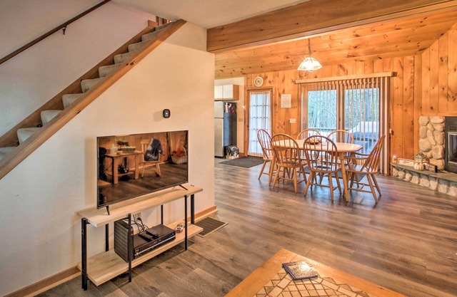 NOUVEAU! Lakeview Forest Cabin w / Deck, à pied de la plage!