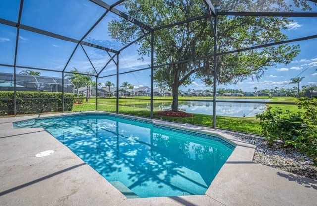 3BR Lakeview Home: Private Pool, Near Disney