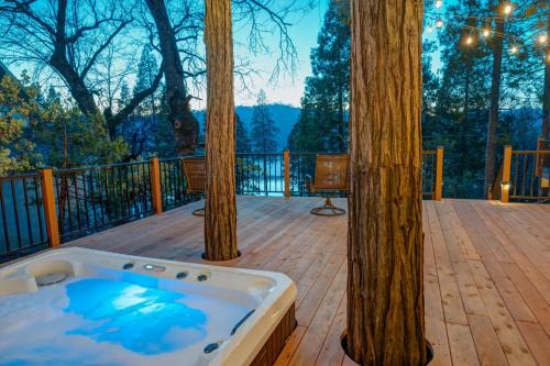 Lakeview Lodge w/Boat slip, hot tub, lake views