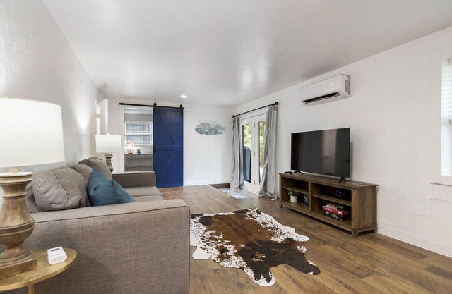 LAKEVIEW- Newly updated, minutes to marina
