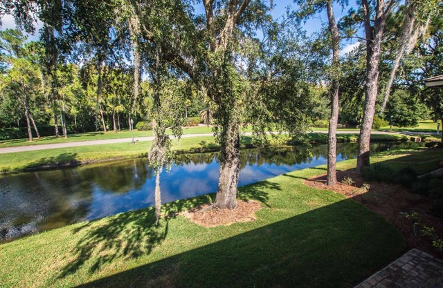 Lakeview Oasis – Cozy 1BR Condo w/ Sunset Views, Full Kitchen & Patio – Perfect for Relaxation!