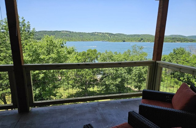 Lakeview Penthouse, Amazing Views—3BR/2BA Relax in Branson Condo, Indian Point