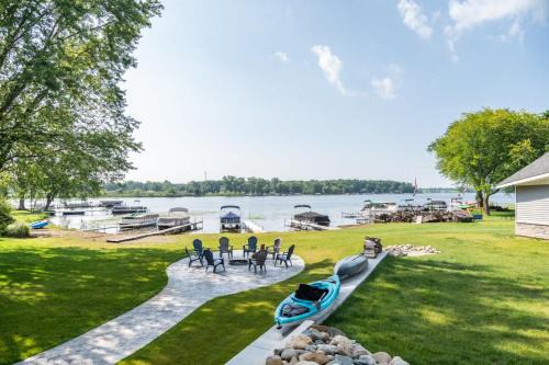 Lakeview Retreat, 6BR with Hot Tub Bliss