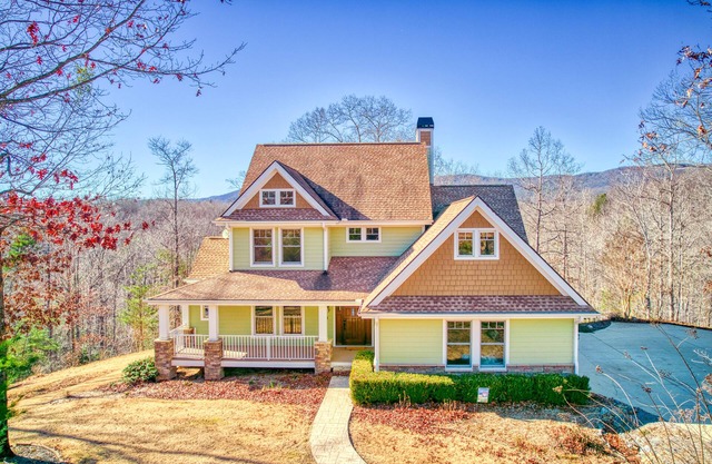 Lakeview retreat with Free Wifi, hot tub, fireplaces, patio, balcony, & grill