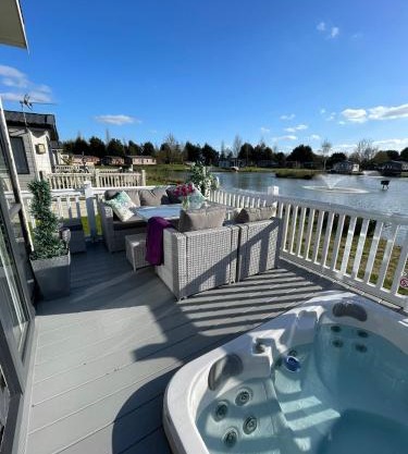 Lakeview Winter Lodge with Hot Tub