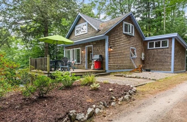 4 Minutes to Mount Sunapee Waterfront Home