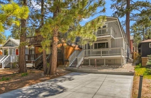 · Lakewood Den + Walk to Lake + Hot Tub