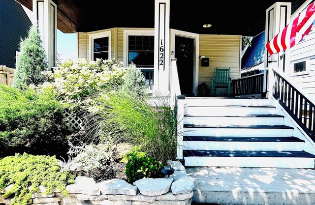 Beautiful Lakewood Home, minutes from downtown CLE