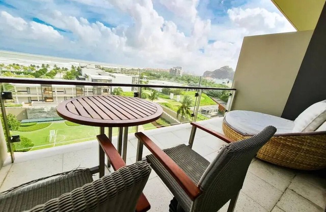 Lalahouses - 2BR Ocean View Apt in Huyatt Regency