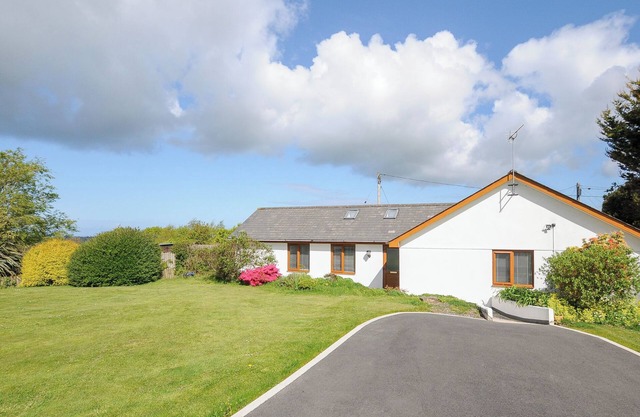 LAMBLEY VIEW, pet friendly, country holiday cottage in Bude