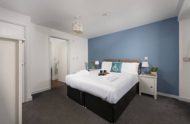 Lamorna, B&B - a hotel room that sleeps 2 guests in 1 bedroom