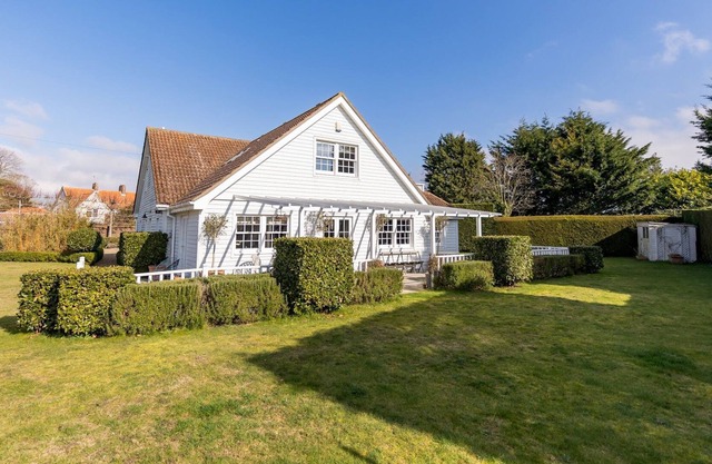 Lampland House - a cottage that sleeps 6 guests in 3 bedrooms