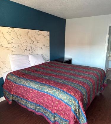 Lamplighter Motor Inn